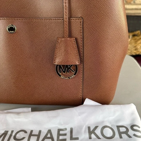 NWOT | MICHEAL KORS  Greenwich Medium Saffiano grab bag Luggage/watermelon red. - Picture 9 of 14